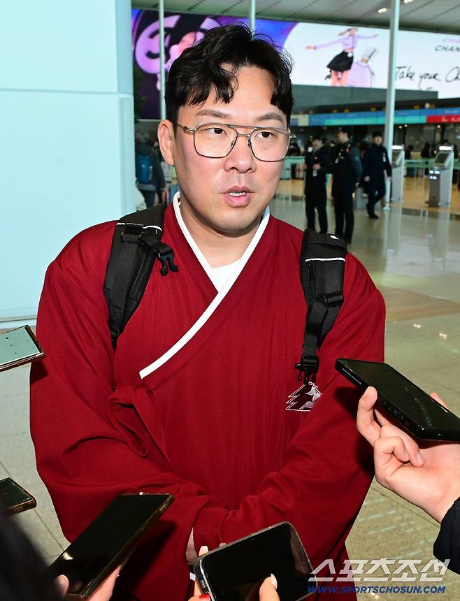 22일 키움 히어로즈 선수단이 인천공항 제2터미널을 통해 전지훈련을 위해 출국했다. 출국에 앞서 인터뷰하고 있는 안치홍. 인천공항=송정헌 기자songs@sportschosun.com/2026.01.22/