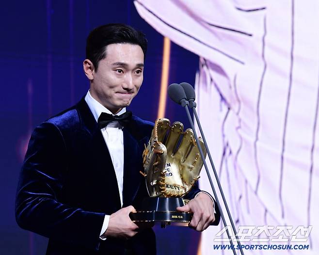 [포토] 신민재 '와이프에게 고마운 나타내며 눈물 왈칵'



9일 서울 롯데호텔월드에서 KBO 골든글러브 시상식이 열렸다. 2루수 부문 골든글러브를 수상한 LG 신민재. 잠실=송정헌 기자songs@sportschosun.com/2025.12.09/