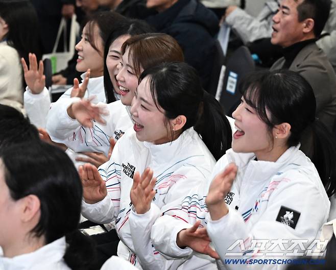 22일 잠실 올림픽파크텔에서 '2026밀라노코르티나 동계올림픽' 출전 대한민국 선수단 결단식이 열렸다. 축하 무대를 즐기는 여자 컬림 대표 선수들. 잠실=송정헌 기자songs@sportschosun.com/2026.01.22/