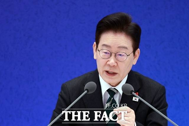 '명심'(이재명 대통령 의중) 논란은 더불어민주당 내부 지방선거 경쟁에서 최대 이슈로 부상하고 있다. 앞서 이재명 대통령은 SNS에서 "정원오 구청장이 잘하기는 잘하나 봅니다"라고 공개 칭찬하면서, 중앙정치 경험이 없던 정 구청장의 인지도는 단번에 수직상승했다. 최근에는 경기지사 출마 후보군인 한준호 의원이 '볼리비아 특사 활동' 성과를 이유로 이 대통령에게 '1호 감사패'를 받은 사실이 뒤늦게 알려지면서 또 한번 '명심' 논란이 일었다. /뉴시스