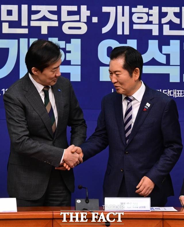 정청래 더불어민주당 대표와 조국 조국혁신당 대표가 지난달 12일 오전 서울 여의도 국회에서 열린 '더불어민주당·개혁진보4당 정치개혁 연석회의'에 참석해 악수하고 있다. /남윤호 기자