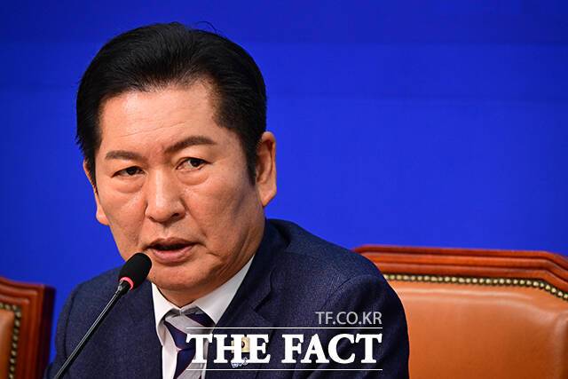 공소청·중대범죄수사청(중수청) 설치법 세부 내용을 두고 더불어민주당 내에서도 의견이 엇갈리는 가운데, 검사의 보완수사권을 예외적으로 인정해야 한다는 의견을 복수 민주당 의원이 피력했다고 22일 김한규 민주당 원내정책수석부대표가 전했다. 사진은 정청래 민주당 대표. /남윤호 기자