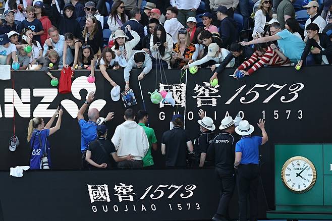 조코비치에게 사인을 받기 위해 몰려든 관중