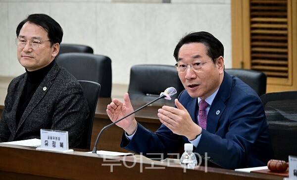 유정복 인천광역시장이 21일 시청 영상회의실에서 열린 '2026년 제1회 청년정책조정위원회'에서 인사말을 하고 있다.