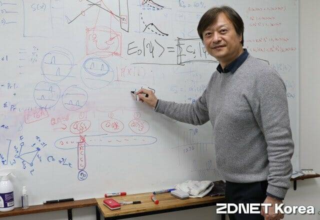 이준구 큐노바컴퓨팅 대표. 큐노바 양자우위를 설명하고 있다.(사진=지디넷코리아)