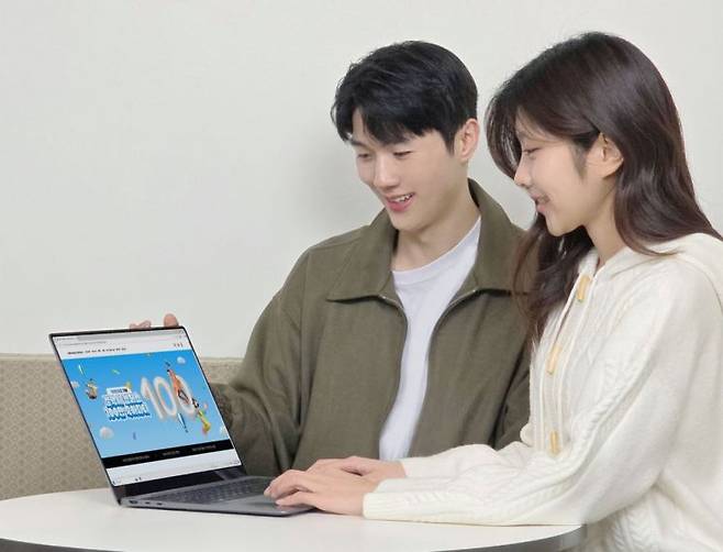 삼성전자는 학생과 교사를 대상으로 운영하는 공식 교육 할인몰 '갤럭시 캠퍼스'가 누적 회원 수 100만명을 돌파했다고 22일 밝혔다. 삼성전자 제공