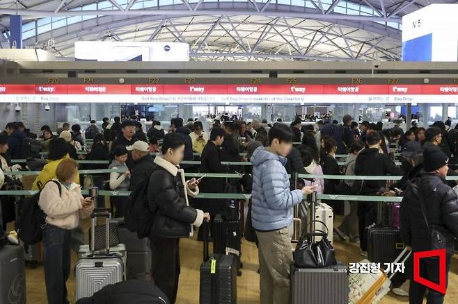 새해 징검다리 연휴를 앞둔 31일 인천국제공항 제1여객터미널을 찾은 여행객들로 붐비고 있다. 아시아경제DB