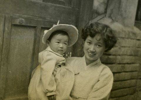 1955년 서울 집앞에서 큰딸을 안고 있는 새댁 박완서.