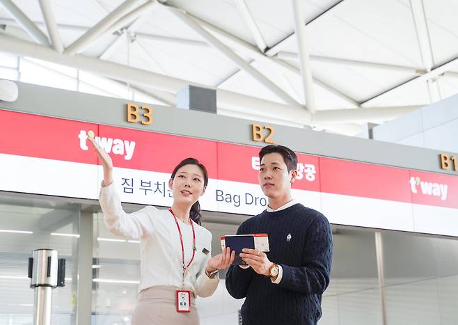 티웨이항공 임직원들이 22일 오픈하는 인천국제공항 제1여객터미널 B카운터에서 체크인 카운터를 안내를 하고 있다. /티웨이항공 제공