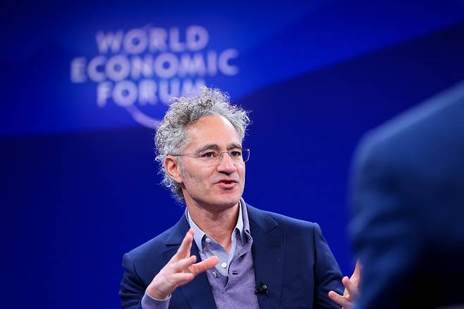 알렉스 카프 팔란티어 최고경영자(CEO)가 20일(현지 시각) 스위스 다보스에서 열린 세계경제포럼 연례회의에 참석해 말하고 있다. /로이터=연합뉴스