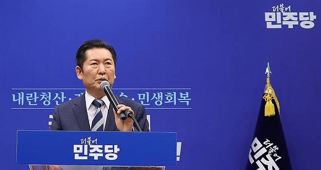 정청래 더불어민주당 대표가 22일 국회에서 조국혁신당과의 합당을 제안하는 기자회견을 하고 있다. 연합뉴스