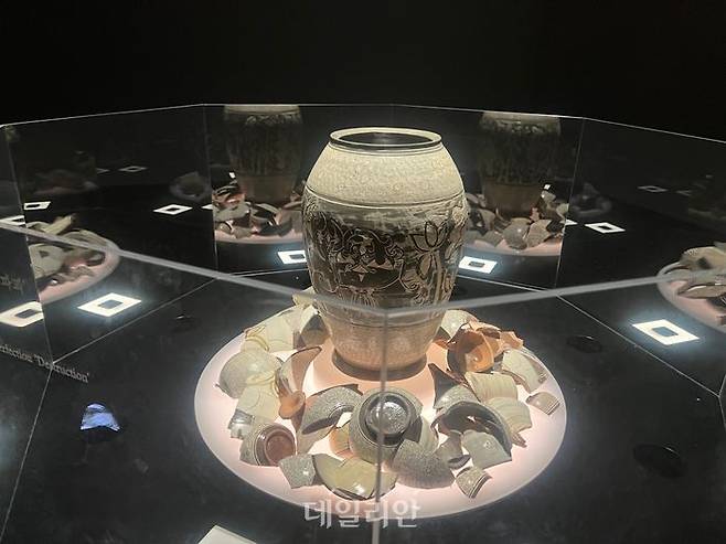 22일 서울 인사동 아라아트센터에서 열린 '쿠키런: 킹덤' 아트 컬래버 특별전 '위대한 왕국의 유산' 전시 공간에 박상진 분청사기장의 작품이 전시돼 있다.ⓒ데일리안 이주은 기자