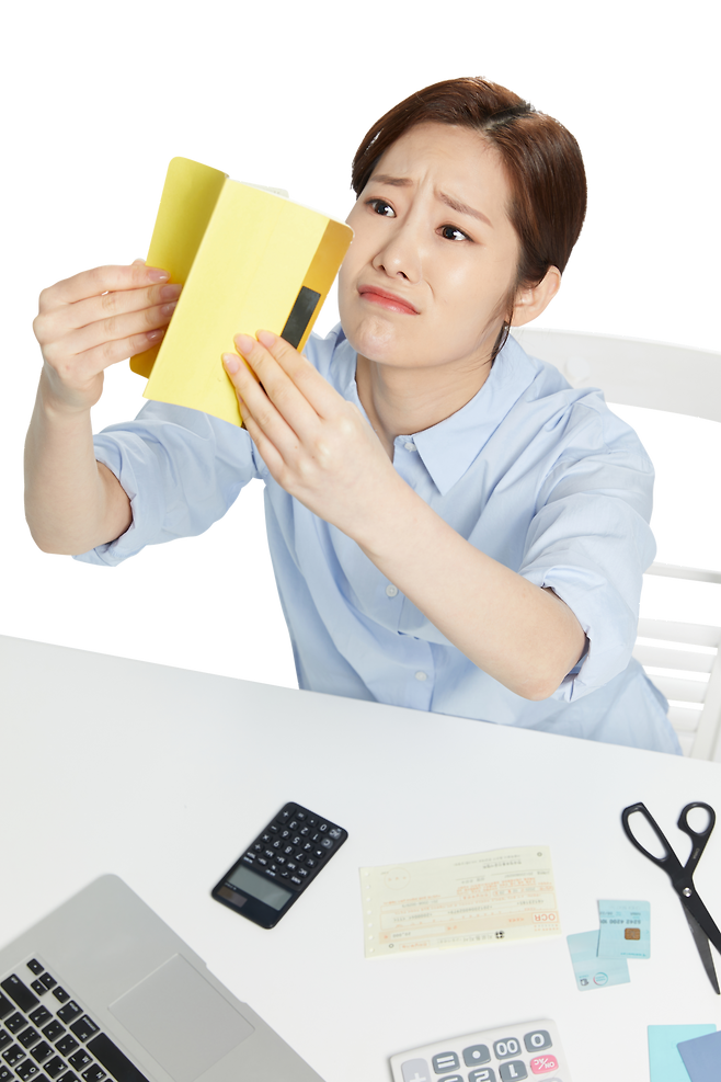 정기예금 이자와 만기를 계산하는 금융소비자. 예금 금리 비교와 자금 운용 전략을 점검하는 모습. 게티이미지뱅크