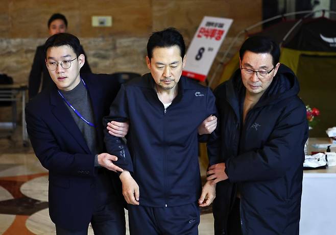 통일교·공천헌금 ‘쌍특검’ 수용을 촉구하며 여드레째 단식중인 장동혁 국민의힘 대표가 21일 서울 여의도 국회 로텐더홀 농성장 텐트에서 부축을 받으며 이동하고 있다. 2026.01.22. [서울=뉴시스]