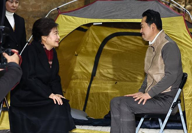 박근혜 전 대통령이 22일 서울 여의도 국회 로텐더홀 에서 통일교·공천헌금 ‘쌍특검’ 수용을 촉구하며 단식농성중인 장동혁 국민의힘 대표를 찾아 대화를 나누고 있다. 뉴시스