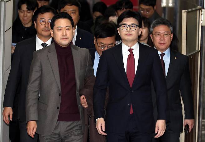 한동훈 국민의힘 대표와 장동혁(왼쪽) 최고위원 등이 12일 오전 서울 여의도 국회에서 열린 비공개 최고위원회의에 참석하고 있다. 2024.12.12. 뉴시스