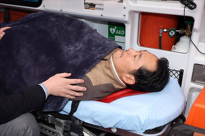 ‘통일교·공천헌금’ 쌍특검법 수용을 촉구하며 단식을 시작한 장동혁 국민의힘 대표가 22일 서울 여의도 국회에서 단식 8일 만에 박근혜 전 대통령의 단식 중단 권고를 받아들이며 단식을 중단하고 병원으로 이송되고 있다. (공동취재) 뉴시스