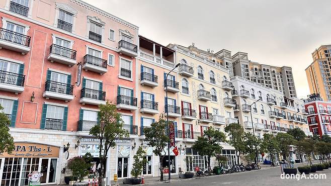 라 페스타 푸꾸옥 인근 마을은 절벽에 층층이 지어진 아말피 해안가의 집과 골목을 떠올리게 한다.  윤우열 기자 cloudancer@donga.com