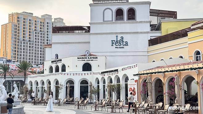 라 페스타 푸꾸옥은 관광객이 모이는 ‘만남의 광장’ 역할을 한다. 80m에 달하는 시계탑과 태양신의 분수 등 명소가 자리잡고 있기 때문이다. 이곳에선 하얗고 화려한 드레스를 입은 20~30대들이 추억을 남기기 바쁘다. 윤우열 기자 cloudancer@donga.com