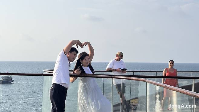 푸꾸옥 남서쪽 해변 좌우를 연결하는 해상 다리가 바다 한복판에서 만나는 키스 브릿지는 사랑하는 남녀가 우여곡절을 겪은 끝에도 결국 다시 만난다는 이야기를 품고 있다. 약 30㎝ 간격을 두고 만나는 다리에선 기념사진을 찍기 위한 연인들이 줄을 짓는다. 윤우열 기자 cloudancer@donga.com