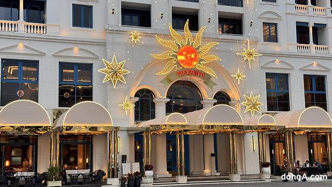 라 페스타 푸꾸옥은 지난해 11월 새로운 빌딩(Terza, 테르자)의 문을 열었다. 이곳은 ‘윙’이라고도 불리는데 메인 빌딩(Prima, 프리마)를 중심으로 두 개의 빌딩(Seconda, 세컨다·Terza, 테르자)가 날개처럼 위치하기 때문이다. 사진은 테르자 빌딩 전경. 윤우열 기자 cloudancer@donga.com