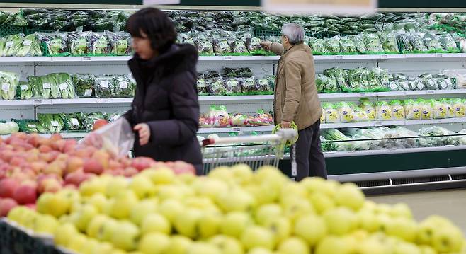 서울 시내 한 대형마트에서 시민들이 농림수산품을 살펴보고 있다.  2026.01.20 뉴시스