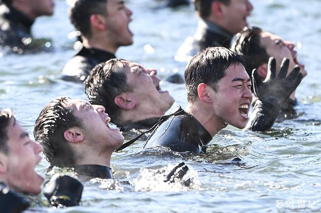 혹한기 내한 훈련 중 바다에 입수해 군가를 부르고 있는 해군 심해잠수사(SSU)들. 창원=양회성 기자 yohan@donga.com
