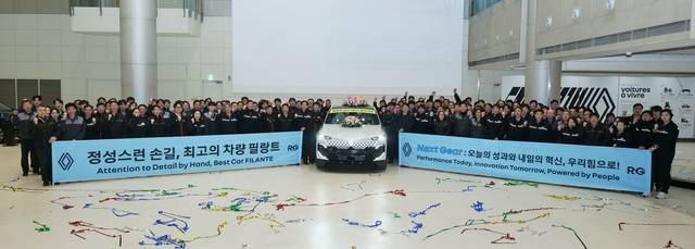르노코리아 임직원들이 지난 21일 르노코리아 부산공장에서 개최된 르노 필랑트 1호차 생산 기념행사에서 기념촬영을 하고 있다. 르노코리아 제공