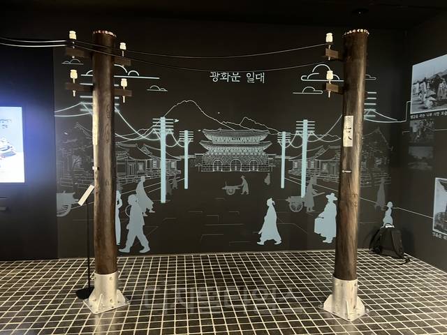 대한민국 최초의 전신주가 세워진 1885년 광화문 일대를 재현한 모습.