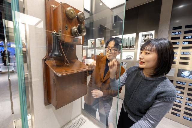 방문객들이 22일 서울 광화문 KT 사옥 내 체험형 전시 공간 KT 온마루에서 전시물을 관람하고 있다. KT 제공