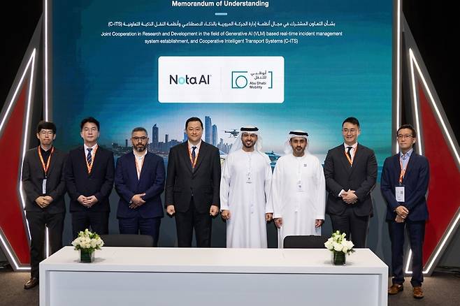 채명수 노타 대표(왼쪽 네번째)와 압둘라 하마드 알그펠리 아부다비 통합교통센터 총괄국장 등 양측 관계자들이 업무협약식에서 사진촬영하고 있다. ⓒ노타