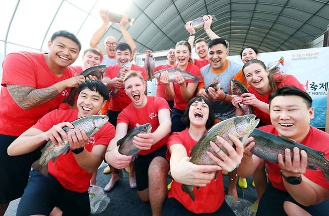 '맨손송어잡기'에 참여한 외국인 관광객들