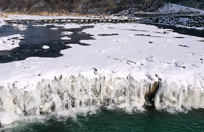 추위에 꽁꽁 얼어붙은 한탄강 직탕폭포