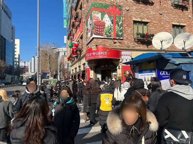 지난 2일 대전 성심당 케익부띠끄 앞에 입장을 기다리는 줄이 길게 늘어서 있다. 사진=김현지 기자