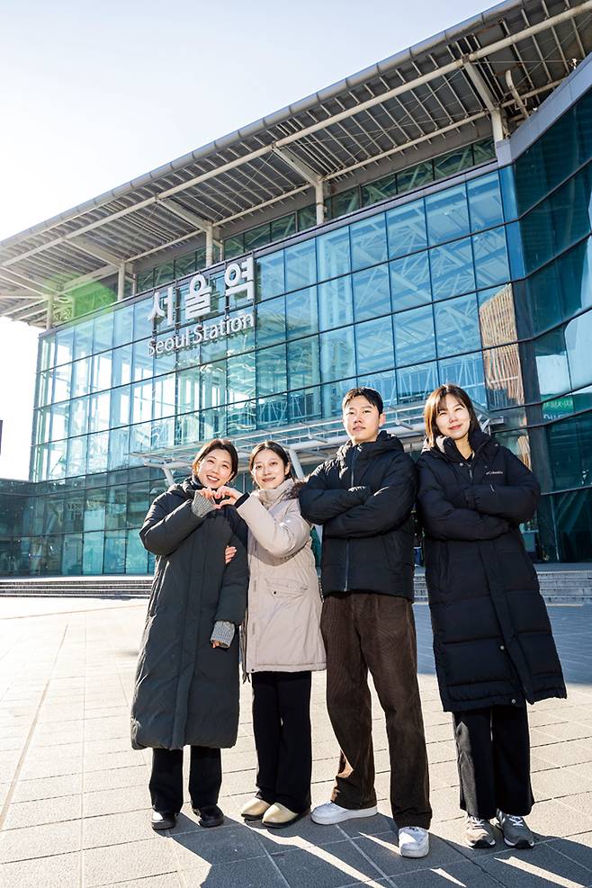 강범철 과장을 포함한 한국철도산업협회 소속 팀원들이 서울역 앞에서 포즈를 취하고 있다. 사진 C영상미디어