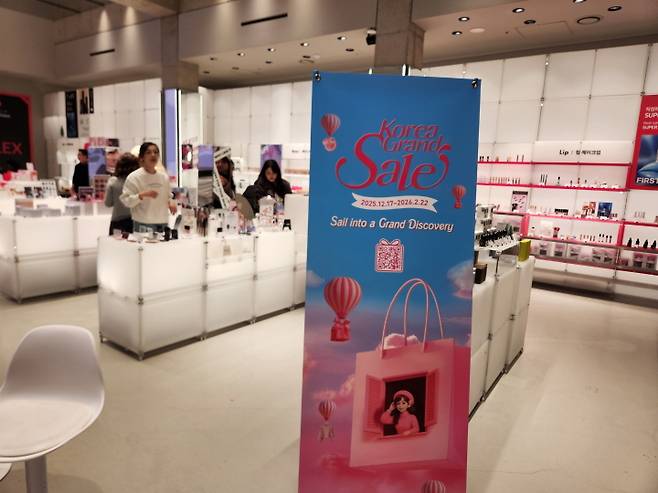 전통 한옥카페 아래 현대적인 화장품 매장이 자리 잡고 있다. 퍼스널 컬러 진단과 메이크업 체험을 무료로 제공하고, 매장에 진열된 화장품을 직접 시험해 볼&nbsp;수 있다.