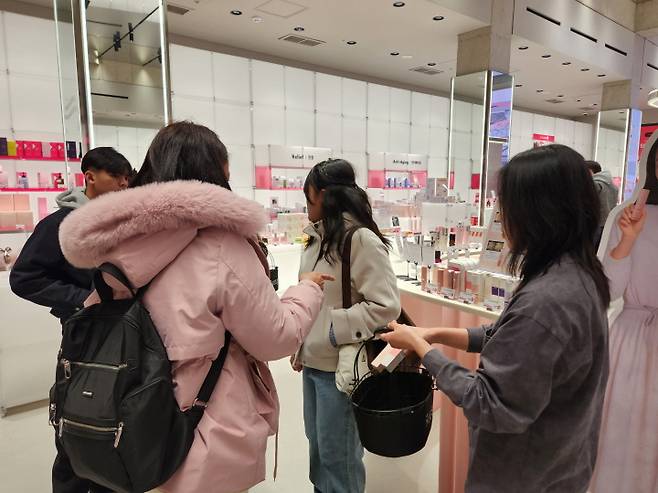 K-스타일리시를 체험한 외국인들이 자연스레 화장품을 구매하고 있다.