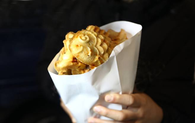 다양한 ‘효공잉어빵’의 붕어빵을 한 봉지 담아 가면 뿌듯해진다. 박미향 기자