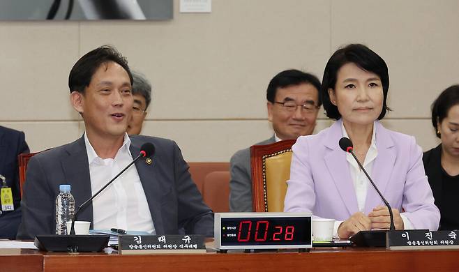 이진숙 방송통신위원장(오른쪽)과 김태규 부위원장이 2024년 8월14일 국회에서 열린 과학기술정보방송통신위원회 청문회에 참석해 의원들의 질의를 듣고 있다. 신소영 기자 viator@hani.co.kr