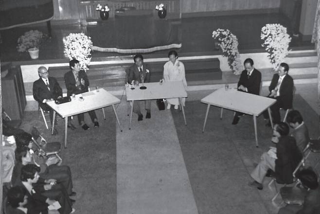 1977년 제자들이 마련한 김용근 선생 회갑연. 김용근 평전 갈무리