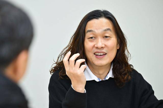 에이로봇 최고기술책임자인 한재권 한양대 교수가 20일 경기 안산시 한양대 에리카캠퍼스 연구실에서 한국일보와 인터뷰를 하고 있다. 강예진 기자