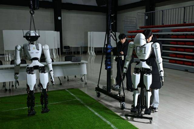 20일 경기 안산시 한양대 에리카캠퍼스에서 에이로봇 관계자들이 휴머노이드 로봇 '앨리스4'를 살펴보고 있다. 에이로봇은 올여름 인천에서 개최되는 로보컵을 앞두고 집중 개발 기간에 들어갔다. 강예진 기자