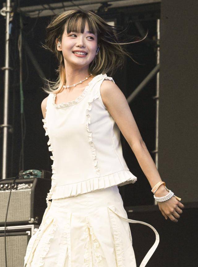 지난해 8월 펜타포트락페스티벌에서 공연하는 가수 한로로. 펜타포트락페스티벌 제공