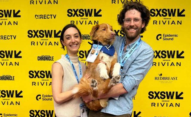 지난 9일 열린 '9회 아스트라 필름 어워즈'에서 공포·스릴러 부문 최우수연기상을 수상한 반려견 '인디'(가운데)와 보호자 벤 레온버그 감독(오른쪽)의 모습. 인디는 레온버그 감독이 연출한 '굿 보이'에서 열연을 펼쳐 상을 받았다. 벤 레온버그