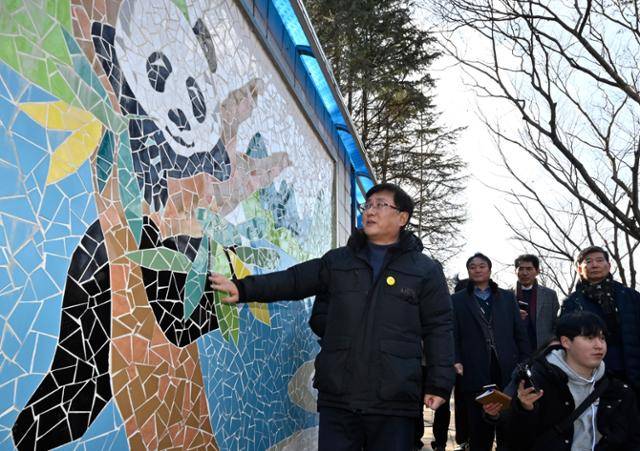 김성환 기후에너지환경부 장관이 22일 광주 북구 우치동물원을 방문해 판다 벽화를 살펴보고 있다. 뉴시스