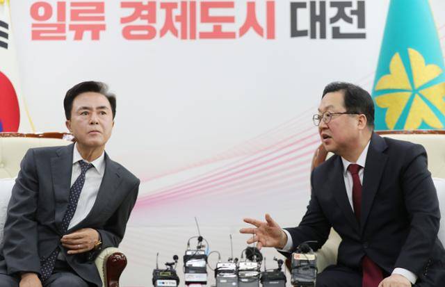 김태흠(왼쪽) 충남도지사가 이장우 대전시장과 21일 대전시청 접견실에서 대전·충남 행정통합 관련 긴급 회동을 갖고 있다. 뉴스1