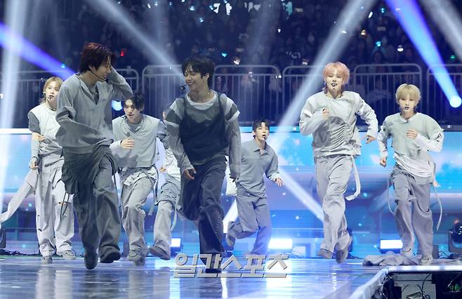 2025 코리아 그랜드 뮤직 어워즈 with iM뱅크’(2025 KGMA) 둘째날 뮤직데이가 15일 오후 인천 영종도 인스파이어 아레나에서 펼쳐졌다. 그룹 아홉이 멋진 무대를 꾸미고 있다. 영종도(인천)=KGMA특별취재단/2025.11.15/