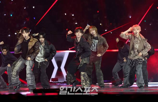 2025 코리아 그랜드 뮤직 어워즈 with iM뱅크’(2025 KGMA) 둘째날 뮤직데이가 15일 오후 인천 영종도 인스파이어 아레나에서 펼쳐졌다. 아홉이 스페셜무대에서 빅뱅의 '뱅뱅뱅'을 부르고 있다. 영종도(인천)=KGMA특별취재단/2025.11.15/