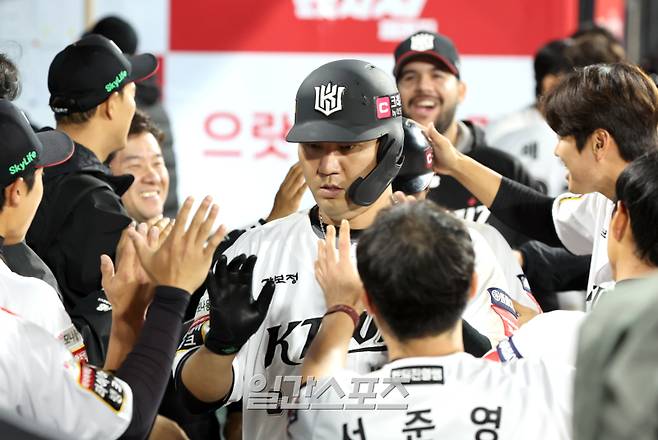 22일 오후 수원 KT위즈파크에서 열린 2025 프로야구 SSG 와 KT 경기. KT 장성우가 8회 좌월 2점 홈런을 날리고 동료들의 환영을 받고 있다. 수원=정시종 기자 capa@edaily.co.kr /2025.04.22.
