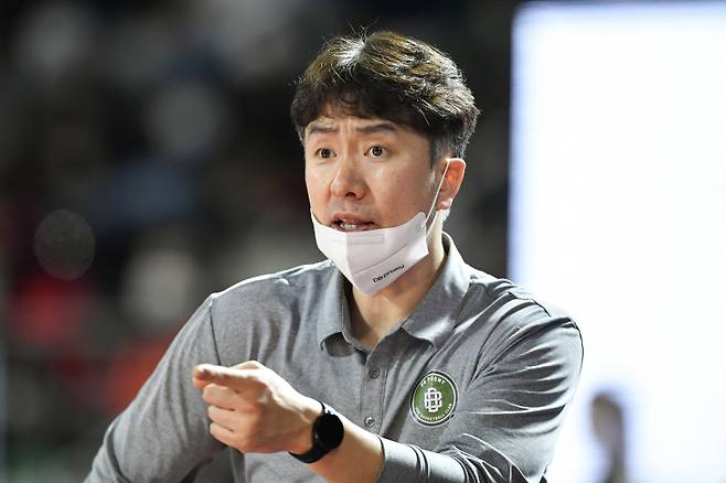 DB 코치 시절 김성철 코치의 모습. 사진=KBL